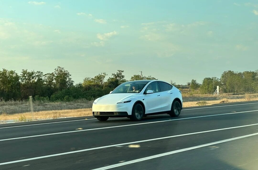 Το οικονομικό ηλεκτρικό όχημα της Tesla εντοπίστηκε χωρίς καμουφλάζ - είναι απλά ένα φθηνότερο Model Y